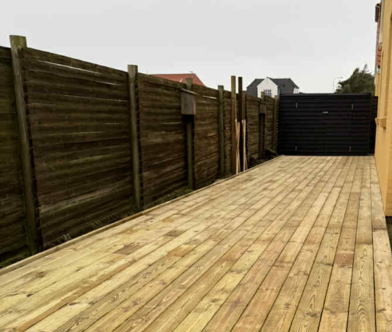 Træterrasse ved moderne bolig
