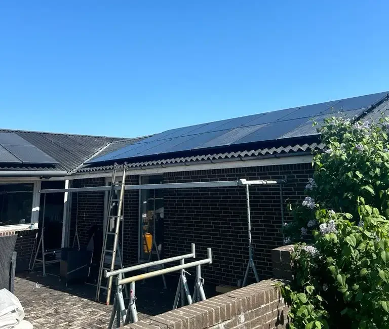 Nyt eternit tag med solceller lavet af en Tømrer i Nordjylland.