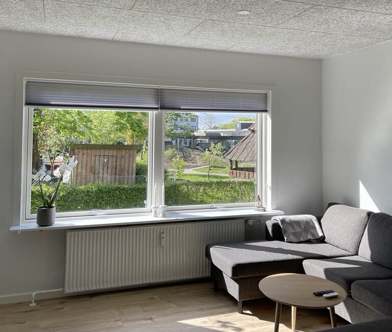 Lejlighed renoveret af en Tømrer i Aalborg. Nyt troldtekt loft og nyt trægulv.