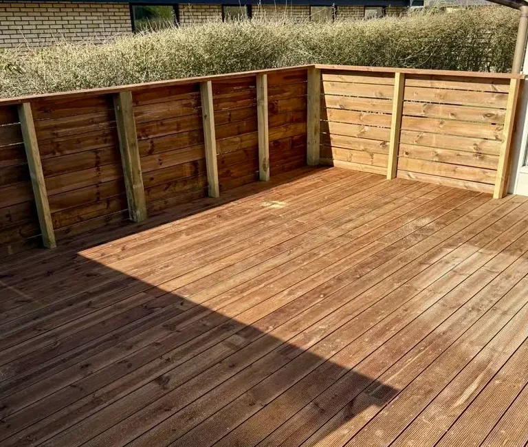 Træterrasse lavet af murer og tømrerfirma i nordjylland