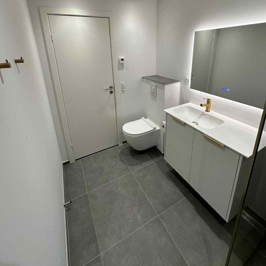 Store klinker på nyt badeværelse i aalborg lavet af en murer
