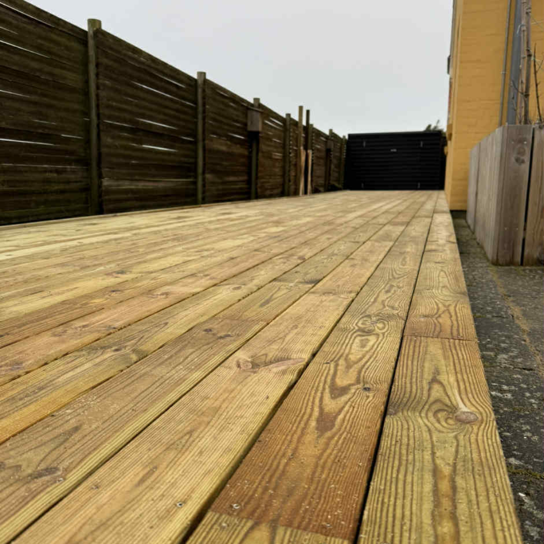 Trykimprægneret træ på terrasse i Skagen